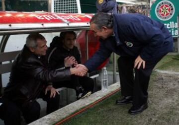 Yosu saluda a Héctor Cúper durante el partido de Liga entre el Racing de Santander y el Mallorca en 2005.
 