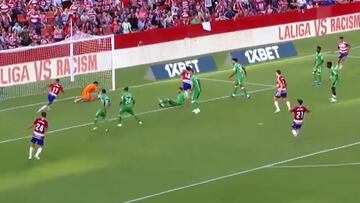 ¡A quemarropa! Bravo salvó al Betis con una tremenda atajada