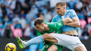 Carl Starfelt intercepta el balón ante Diego durante el partido disputado contra el Leganés en Balaídos.