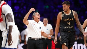 Scariolo corrige a Willy Hernangómez en el partido amistoso ante Estados Unidos en Málaga.