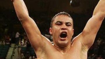 <b>IMPLACABLE.</b> Chávez (42-3, y 29 fueras de combate) se apoderó de la corona mundial de la FIB haciendo un combate mucho más agresivo que el ahora ex campeón universal.