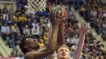 GRAF1126. SANTA CRUZ DE TENERIFE, 30/12/2017.- El alapívot del Iberostar Tenerife Tai Odiase (i) entra a canasta ante Benjamin Simons, del Monbus Obradoiro, durante el partido de baloncesto de la Liga ACB disputado esta noche en el pabellón