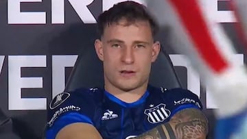 El DT saca a Bruno Barticciotto de la cancha ante River y así reacciona: ¡nunca visto en el chileno!