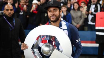 Neymar, con el trofeo de campeón de la Liga de Francia que ha ganado con el PSG