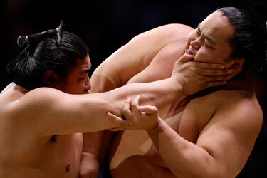 Kotoshoho en acción contra Wakamotoharu durante el decimotercer combate.