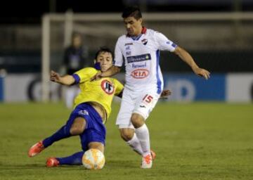 Gabriel Vargas disputa la pelota con Raúl Piris.