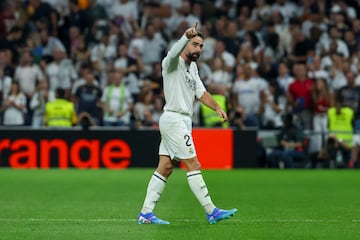 MADRID, 21/09/2024.- El defensa del Real Madrid, Dani Carvajal, tras conseguir el primer gol del equipo madridista durante el encuentro correspondiente a la sexta jornada de Laliga EA Sports que disputan hoy sábado Real Madrid y Espanyol en el estadio Santiago Bernábeu, en Madrid. EFE / Kiko Huesca.
