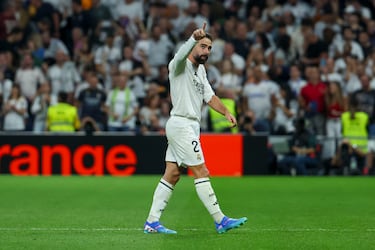 MADRID, 21/09/2024.- El defensa del Real Madrid, Dani Carvajal, tras conseguir el primer gol del equipo madridista durante el encuentro correspondiente a la sexta jornada de Laliga EA Sports que disputan hoy sábado Real Madrid y Espanyol en el estadio Santiago Bernábeu, en Madrid. EFE / Kiko Huesca.