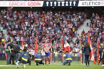 Godín ha recibido una placa con los partidos que ha jugado, un brazalete de capitán y una camiseta dedicada por sus compañeros. 