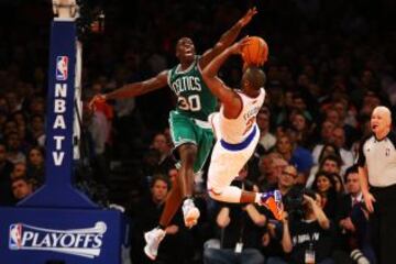 Knicks 86 - Celtics 92 (3-2). Brandon Bass de los Boston Celtics defiende ante Raymond Felton.