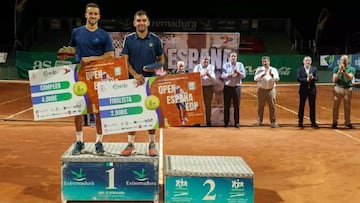 Los tenistas Javier Barranco y Julio César Porras posan durante la ceremonia de entrega de trofeos del Open de España EDP by IBP Tenis, del circuito IBP Tenis Pro.