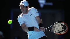 Andy Murray devuelve una bola durante su partido ante el ucraniano Illya Marchenko en el Open de Australia.