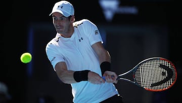 Andy Murray devuelve una bola durante su partido ante el ucraniano Illya Marchenko en el Open de Australia.