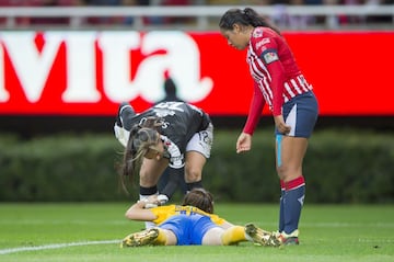 El partido se tornó ríspido, trabado en medio campo y con la consigna de no perder el balón, de cometer los más mínimos errores