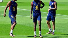 Spain's defender Alejandro Balde (L), Spain's forward Nico Williams (C) and Spain's forward Yeremy Pino take part in a training session at Qatar Universty in Doha on November 24, 2022, during the Qatar 2022 World Cup football tournament. (Photo by JAVIER SORIANO / AFP)