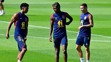 Spain's defender Alejandro Balde (L), Spain's forward Nico Williams (C) and Spain's forward Yeremy Pino take part in a training session at Qatar Universty in Doha on November 24, 2022, during the Qatar 2022 World Cup football tournament. (Photo by JAVIER SORIANO / AFP)