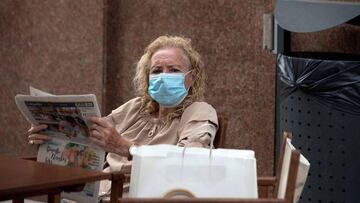 GRAF7118. ES MERCADAL (MENORCA), 13/07/2020.- Una mujer con mascarilla desayuna en la localidad de Es Mercadal, Menorca este lunes durante el primer día de obligatoriedad de la mascarilla. EFE/ David Arquimbau Sintes