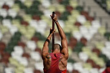 Zachery Ziemek se prepara para la prueba de salto con pértiga.