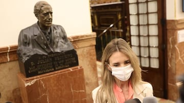 La diputada del PP por Barcelona y exportavoz parlamentaria en el Congreso, Cayetana Álvarez de Toledo, responde a los medios a su llegada a una sesión plenaria, en el Congreso de los Diputados, a 17 de febrero de 2022, en Madrid (España). Durante el pleno han debatido sobre el Proyecto de Ley del Impuesto sobre el Incremento de Valor de los Terrenos de Naturaleza Urbana (IIVTNU), conocido como 'impuesto sobre la plusvalía'. La propuesta, llevada a cabo por el Gobierno de coalición, ha sido criticada por algunos partidos de la oposición. Dicho impuesto es un tributo que grava el incremento de valor de los terrenos de naturaleza urbana durante el tiempo en el que se tiene en propiedad. Asimismo, han tratado el Proyecto de Ley de medidas urgentes para impulsar la actividad de rehabilitación edificatoria en el contexto del Plan de Recuperación, Transformación y Resiliencia; y sobre el Proyecto de Ley por el que se modifica la Ley del Sector Ferroviario, entre otros asuntos.
17 FEBRERO 2022;SESION PLENARIA;CONGRESO;PLUSVALIA
Eduardo Parra / Europa Press
17/02/2022