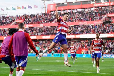 En el momento clave de la temporada, Miguel Rubio responde demostrando su gran estado de forma. El central del Granada marcó el gol que sentenció el partido ante el Almería, con un perfecto testarazo en un córner. Gran movimiento del cuello, para cruzar el balón.