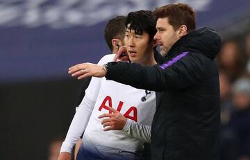 Mauricio Pochettino instructing Heung-Min Son