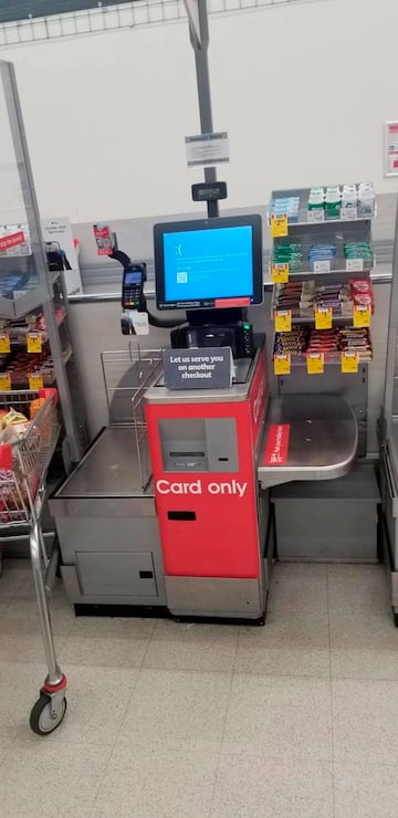 Caja de supermercado con la pantalla azul.