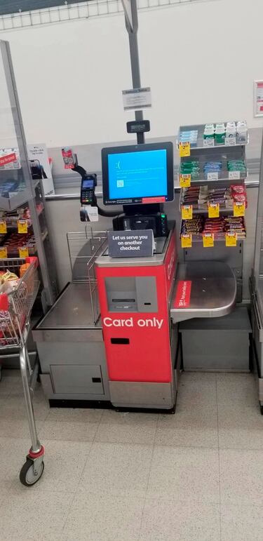 Caja de supermercado con la pantalla azul.