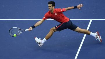 Novak Djokovic devuelve una bola a Mischa Zverev durante su partido de cuartos de final en el Masters 1.000 de Shanghai.