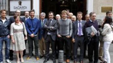 Xabi Alonso, José Eulogio Gárate e Illarramendi flanquean, en la Euskal Etxea, al presidente del Eibar. Álex Aranzabal, en compañía, entre otros, de Rafa (Getafe), Elorza (exalcalde de San Sebastián), Benegas, diputados del PNV, senadores vascos y el periodista Iñaki Gabilondo.