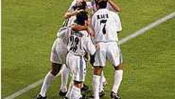 MARCÓ EL FRANCÉS. Zidane abrió el marcador en el minuto 5 y fue felicitado por todos sus compañeros con entusiasmo.