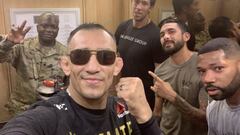 Tony Ferguson y su equipo antes del UFC 249.