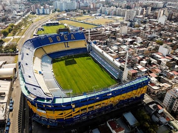 Popularmente conocido como 'La Bombonera', es un estadio de Buenos Aires (Argentina). Abierto desde el 25 mayo de 1940. Remodelado en 1996, 2008, 2012, 2017 y la última en 2020. El Boca Juniors ejerce sus partidos como local en este campo.