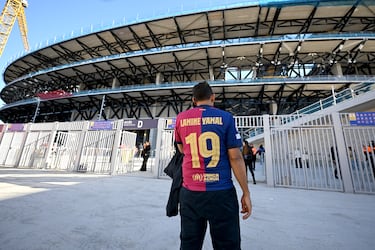 Un aficionado del FC Barcelona con la camiseta de Lamine Yamal espera a las afueras del estadio antes del primer entrenamiento abierto del FC Barcelona en el Spotify Camp Nou. 23.000 aficionados presenciarán el partido del Barcelona durante el entrenamiento a puerta cerrada con entradas agotadas en el nuevo Spotify Camp Nou, que reabre sus puertas el 7 de noviembre de 2025 tras su cierre por reformas el 28 de mayo de 2023.