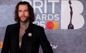Pete Wicks posa en la alfombra de los Brit Awards 2025.