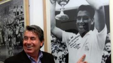 <b>ENTRE LOS MITOS DEL DEPORTE ESPAÑOL. </b>Manolo Santana firmó la foto que cuelga en las paredes de AS al lado de las de Bahamontes, Urtain y Ángel Nieto. Ganó Wimbledon en 1966 con el escudo del Madrid en el pecho.