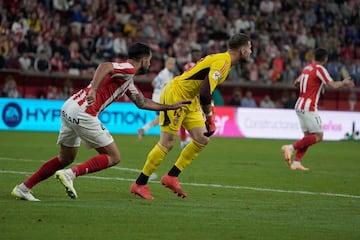 Poussin puso el balón en el suelo sin darse cuenta de que a su espalda se encontraba Insua, que le robó el balón e hizo el empate en la última jugada del encuentro.