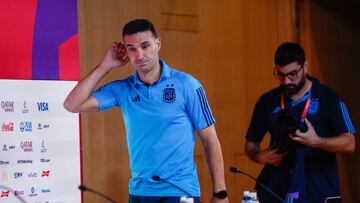 DOHA (CATAR), 08/12/2022.- El entrenador de la selección de Argentina Lionel Scaloni durante la rueda de prensa ofrecida este jueves en el Centro de Prensa de Doha, Catar. Argentina se enfrenta a Países Bajos mañana viernes en los cuartos de final del Mundial de fútbol Qatar 2022. EFE/Rodrigo Jimenez