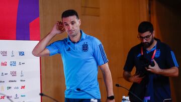 DOHA (CATAR), 08/12/2022.- El entrenador de la selección de Argentina Lionel Scaloni durante la rueda de prensa ofrecida este jueves en el Centro de Prensa de Doha, Catar. Argentina se enfrenta a Países Bajos mañana viernes en los cuartos de final del Mundial de fútbol Qatar 2022. EFE/Rodrigo Jimenez
