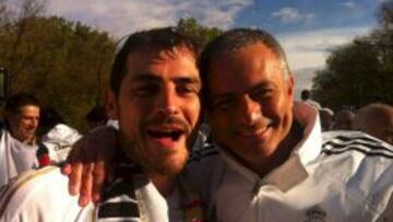 LIGA 2012.  Mou posa sonriente con Casillas cuando ya hab&iacute;a pedido al club el fichaje de Diego L&oacute;pez.