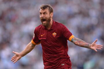 Daniele de Rossi debutó profesionalmete en la Roma bajo la dirección de Capello en 2001. Desde ese momento hasta hoy, sólo ha defendido los colores de la Roma.