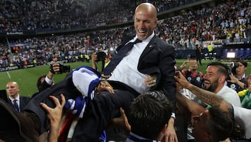 Zidane, manteado por los jugadores del Real Madrid despu&eacute;s de conquista en La Rosaleda de M&aacute;laga la Liga de la temporada 2016-2017.
 