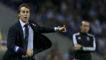 Julen Lopetegui da instrucciones durante un partido.