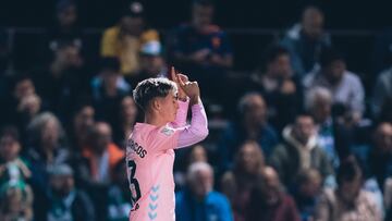Óscar Marcos celebra el gol anotado ante el Puerto de Vega.