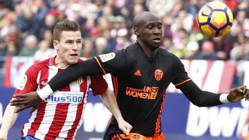Gameiro y Mangala durante un partido de LaLiga Santander entre el Valencia y el Atlético de Madrid en el Vicente Calderón