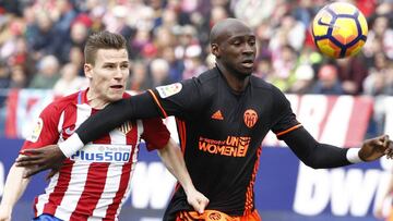 Gameiro y Mangala durante un partido de LaLiga Santander entre el Valencia y el Atl&eacute;tico de Madrid en el Vicente Calder&oacute;n
 
 