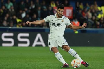 Marco Asensio intenta controlar un balón