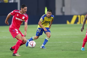 Bodiger ante el jugador del Cádiz Alarcón.