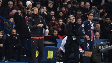 Paris Saint-Germain's German coach Thomas Tuchel (L) reacts as Paris Saint-Germain's Uruguayan forward Edinson Cavani (R) prepares to enter during the French L1 football match between Paris Saint-Germain and AS Monaco at the Parc des Princes sta