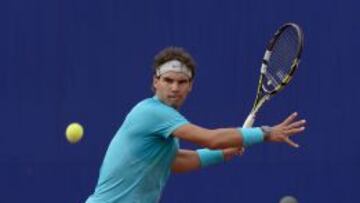 El tenista español Rafael Nadal, número uno, enfrenta a David Ferrer, tres del mundo, durante un partido de exhibición en Lima.