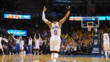 Westbrook sigue 'on fire' y los Thunder acechan los Playoffs
